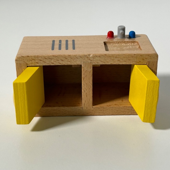 Melissa & Doug/ Hape Wood Dolls and Hape Assorted Wood Furniture Set of 12 (18B) - Picture 12 of 14